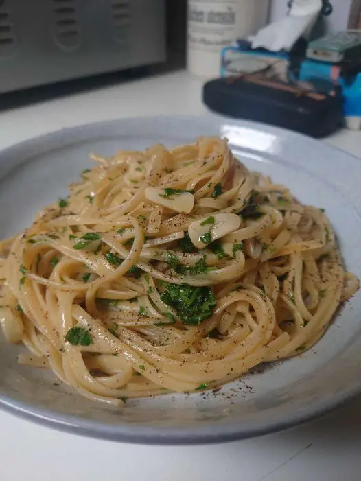Pasta Aglio E Olio with parsley
