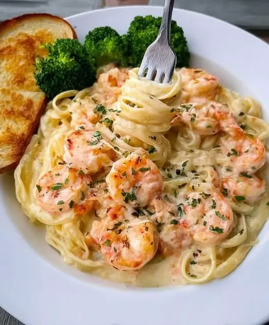 Creamy Alfredo Shrimp Linguini