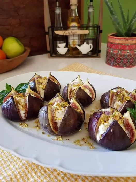 Figs With Ricotta, Pistachios And Honey