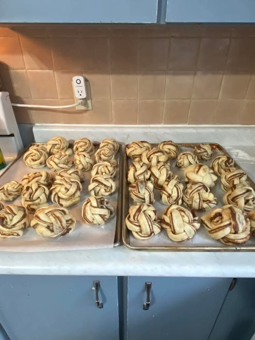 Cinnamon roll knots