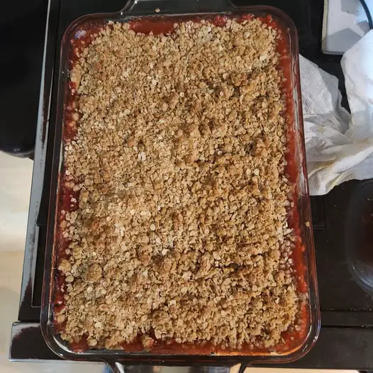 Rhubarb strawberry crisp desert