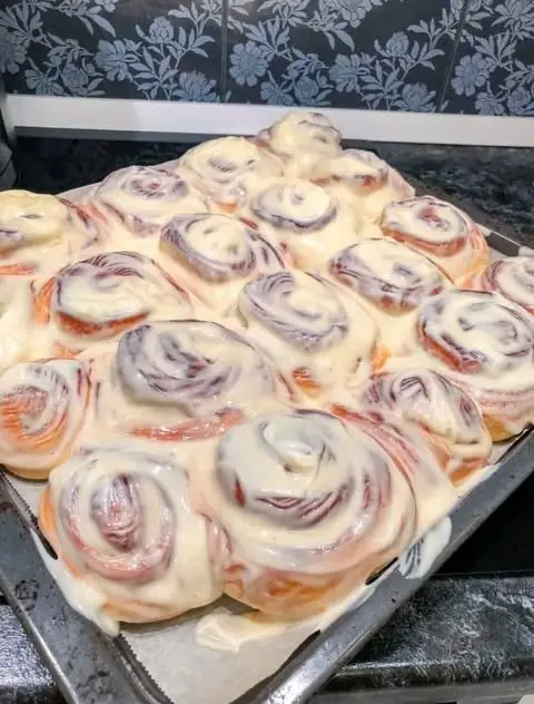 THE BEST KETO CINNAMON ROLLS