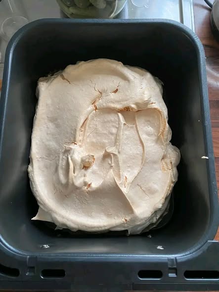 pavlova or meringue cake base